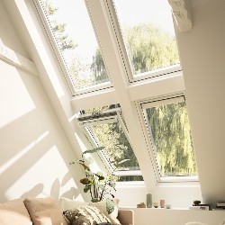 Ventana VELUX giratoria GGL Integra® 206821 pintada blanca y vidrio aislamiento térmico