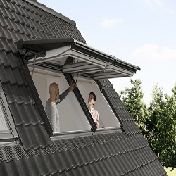 Persianas VELUX eléctricas SMH para ventanas proyectantes eléctricas