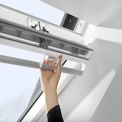 VELUX ventana giratoria GGL 2070 blancas y vidrio laminado seguridad