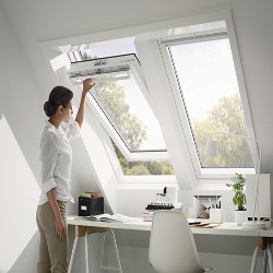 Ventana VELUX giratoria GGU 0067 poliuretano blanco y vidrio Power Efficiency