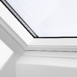 Ventana VELUX giratoria GGU 0067 poliuretano blanco y vidrio Power Efficiency