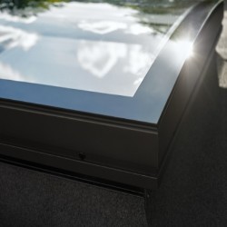 VELUX Ventana eléctrica con cúpula de vidrio curvo