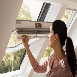 Ventana VELUX giratoria GGU 0070 poliuretano blanco y vidrio laminado seguridad